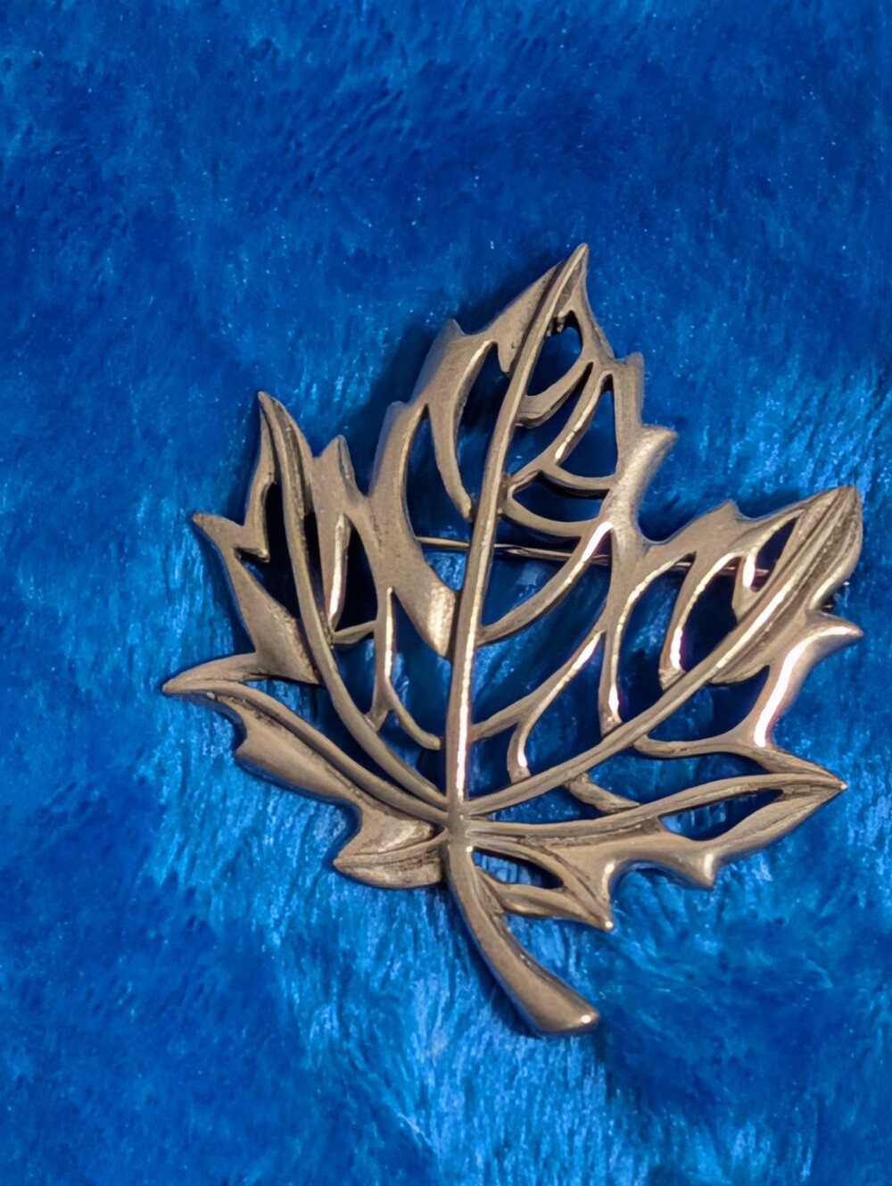 JJ Jonette Large Brooch . Maple Leaf. Contemporary Design Silver Tone Vintage